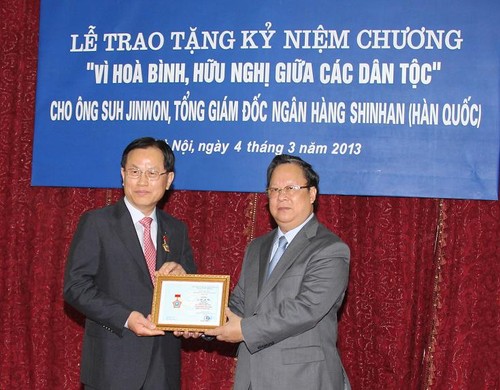 Korean bank CEO honored with Friendship insignia  - ảnh 1